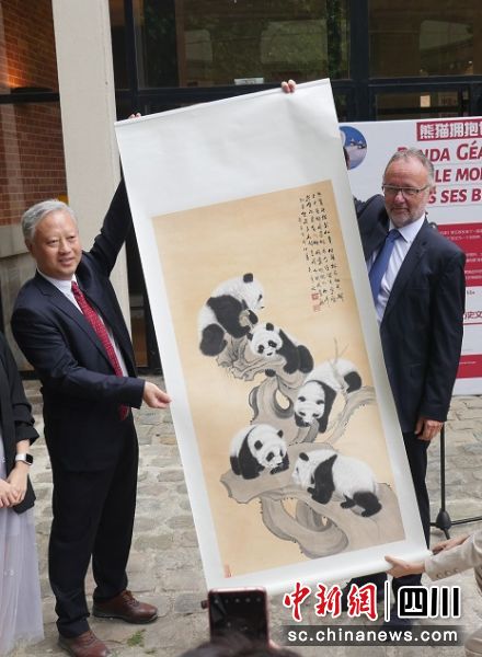  成都大熊猫繁育研究基地向法国国家自然历史博物馆赠送大熊猫主题工笔画作。成都大熊猫繁育研究基地供图